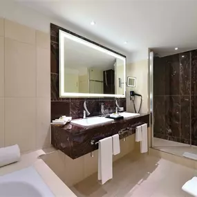 Suite bath