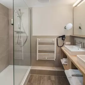 Guest room bath