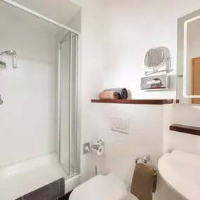 Guest room bath