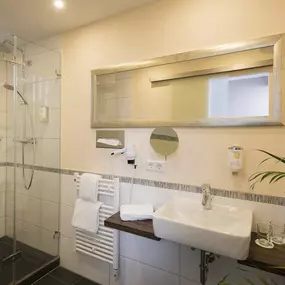 Guest room bath