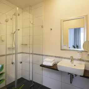Guest room bath