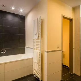 Guest room bath