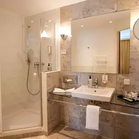 Guest room bath