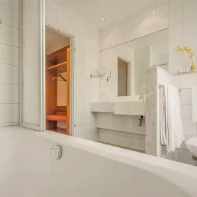 Guest room bath