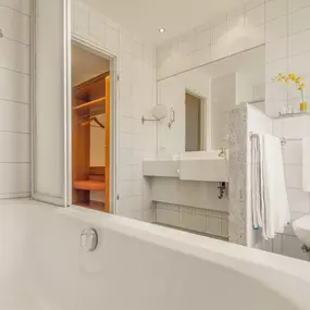 Guest room bath