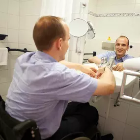 Mobility accessible guest room bath