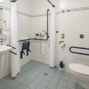 Mobility accessible guest room bath