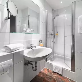 Guest room bath