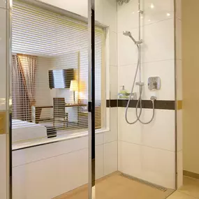 Guest room bath
