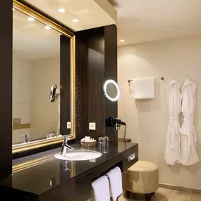 Guest room bath