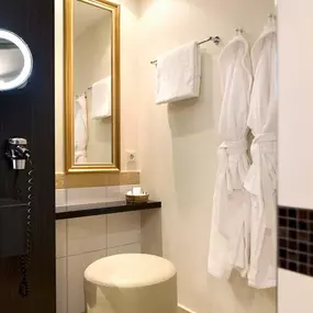 Guest room bath