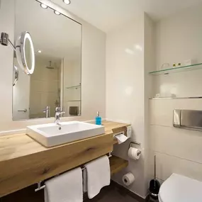 Guest room bath