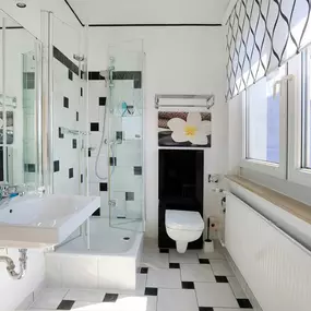 Guest room bath