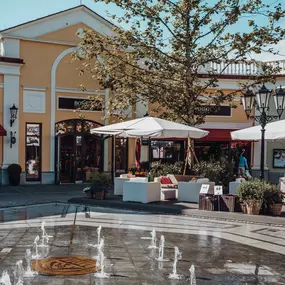 Tagesausflug in Schleswig Holstein. Shoppingausflug in das Designer Outlet Neumünster. Designer Marken zu Outlet Preisen; Abkühlung Springbrunnen