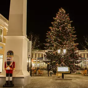 Tagesausflug in Schleswig Holstein. Shoppingausflug in das Designer Outlet Neumünster. Designer Marken zu Outlet Preisen; Weihnachtsgeschenke shoppen, Weihnachtsbaum, Nussknacker, Haupteingang