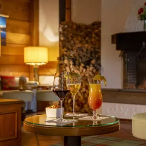 Die rustikale Bar im Maritim Hotel Titisee bietet eine gemütliche Atmosphäre mit Kamin und traditionellem Holzdekor. Ideal für entspannte Drinks in behaglicher Umgebung.