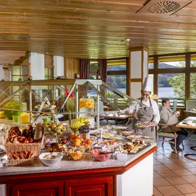 Der Frühstücksbereich im Maritim Hotel Titisee bietet ein reichhaltiges Buffet in einer einladenden Atmosphäre. Gäste genießen eine große Auswahl an frischen Speisen.