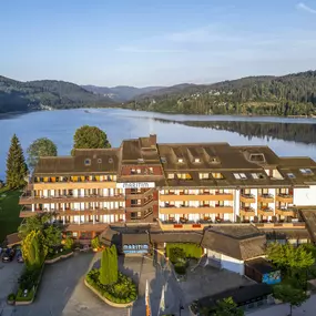 Außenansicht des Maritim Hotels Titisee: Modernes Gebäude in idyllischer Lage am See, umgeben von grüner Landschaft und ideal für entspannende Aufenthalte.