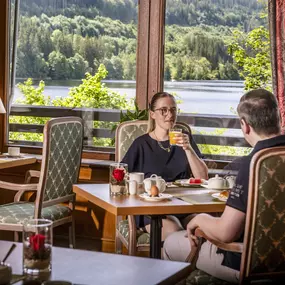 Im Restaurant 'Vier Täler' des Maritim Hotels Titisee genießen Gäste ein köstliches Dinner mit atemberaubendem Seeblick. Das elegante Ambiente und die feine Küche bieten ein unvergessliches Abendessen.