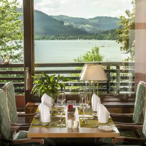 Im Restaurant 'Vier Täler' des Maritim Hotels Titisee genießen Gäste ein köstliches Dinner mit atemberaubendem Seeblick. Das elegante Ambiente und die feine Küche bieten ein unvergessliches Abendessen.