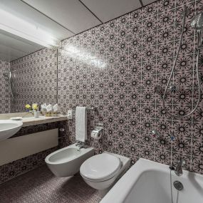 Classic Badezimmer. Für modernisierte Badezimmer, buchen Sie bitte die Kategorie ClassicPlus