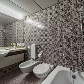 Classic Badezimmer. Für modernisierte Badezimmer, buchen Sie bitte die Kategorie ClassicPlus