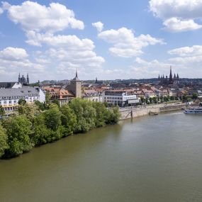 Außenansicht Maritim Hotel Würzburg am Fluss neben dem Kongresszentrum