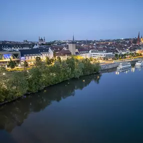 Außenansicht Maritim Hotel Würzburg am Fluss neben dem Kongresszentrum