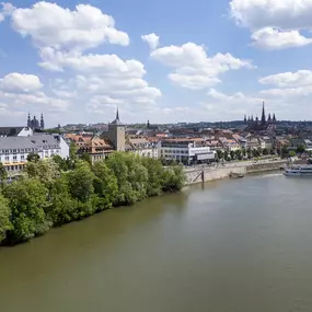 Außenansicht Maritim Hotel Würzburg am Fluss neben dem Kongresszentrum