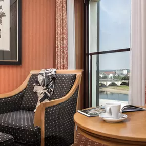 Superior Zimmer im Maritim Hotel Dresden: Großzügig, mit Blick auf die Elbe oder Altstadt, Flachbildschirm, modernes Bad, Doppelbett/Twin Beds und Kaffee-/Teemaschine.