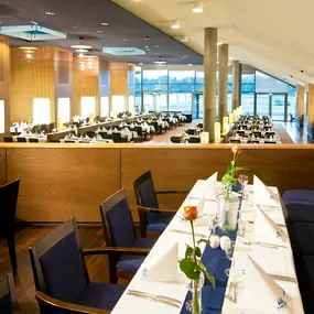 Restaurant 'Wintergarten' im Maritim Hotel Dresden: Größtes Wintergarten-Restaurant der Region im historischen Erlweinspeicher. Genießen Sie à-la-carte-Gerichte, Buffets und Tagesmenüs.