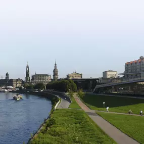 Außenansicht des Maritim Hotels Dresden: Prächtiges Gebäude an der Elbe, verbindet historische Architektur mit modernem Komfort, ideal gelegen für Tagungen und Events.