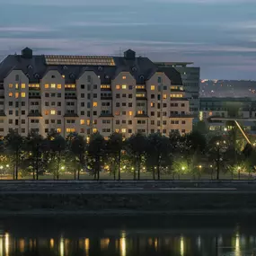 Außenansicht des Maritim Hotels Dresden: Prächtiges Gebäude an der Elbe, verbindet historische Architektur mit modernem Komfort, ideal gelegen für Tagungen und Events.