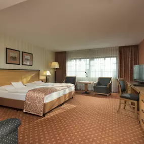 Classic Zimmer im Maritim Hotel Dresden: Komfortabel und stilvoll eingerichtet, ideal für entspannte Aufenthalte mit modernen Annehmlichkeiten und gemütlichem Ambiente.