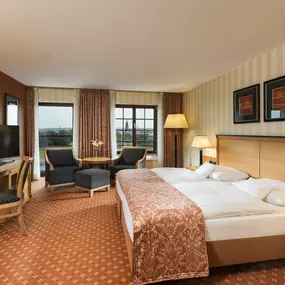 Superior Zimmer im Maritim Hotel Dresden: Großzügig, mit Blick auf die Elbe oder Altstadt, Flachbildschirm, modernes Bad, Doppelbett/Twin Beds und Kaffee-/Teemaschine.