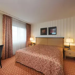 Superior Junior Suite im Maritim Hotel Dresden: Geräumiger Wohn- und Schlafbereich für bis zu 4 Personen, Ausblick auf Highlights wie das Congress Center, edles Bad mit Badewanne und teilweise extra WC.