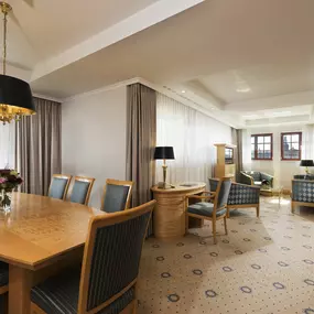 Executive Suite im Maritim Hotel Dresden: Luxuriöses Wohnen und Arbeiten mit Konferenztisch für bis zu 8 Personen, separates WC, und Aussicht auf die Altstadt oder das Congress Center, ideal für Geschäftsreisende.