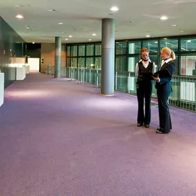 Seminarfoyer im Maritim Hotel Dresden: Geräumiger Empfangsbereich für Pausen und Networking, ideal zur Ergänzung von Seminaren und Konferenzen mit komfortabler Atmosphäre und modernen Annehmlichkeiten.