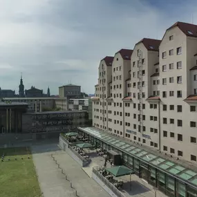 Außenansicht des Maritim Hotels Dresden: Prächtiges Gebäude an der Elbe, verbindet historische Architektur mit modernem Komfort, ideal gelegen für Tagungen und Events.