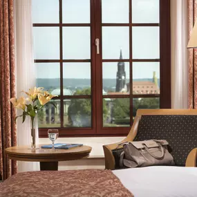 Superior Zimmer im Maritim Hotel Dresden: Großzügig, mit Blick auf die Elbe oder Altstadt, Flachbildschirm, modernes Bad, Doppelbett/Twin Beds und Kaffee-/Teemaschine.