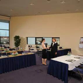 Seminar 4 im Maritim Hotel Dresden: 50 qm flexibler Raum für bis zu 35 Personen, ideal für Seminare und Konferenzen. Mit variabler Bestuhlung und Verbindung zu Seminar 3 für größere Events.