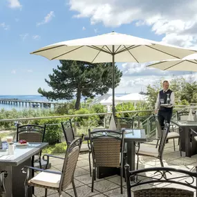 Terrasse des Seeterrassen-Restaurant mit Ostseeblick im Maritim Seehotel Timmendorfer Strand