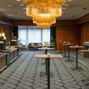 Kaffeepause bei einer Tagung im Maritim Hotel Darmstadt: Entspannte Atmosphäre, frisch gebrühter Kaffee und Snacks bieten Raum für Networking und Erholung.