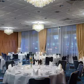 Saal Timmendorf im Maritim Hotel Darmstadt: Festlich gedeckte Tische, perfekt für Hochzeitsfeiern, Geburtstage und Jubiläen. Elegantes Ambiente für unvergessliche Momente.