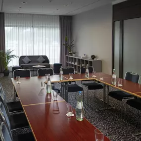 Tagungsraum im Maritim Hotel Darmstadt in U-Form: Ideale Raumaufteilung für produktive Meetings, mit moderner Technik und stilvollem Ambiente.