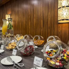 Kaffeepause bei einer Tagung im Maritim Hotel Darmstadt: Entspannte Atmosphäre, frisch gebrühter Kaffee und Snacks bieten Raum für Networking und Erholung.