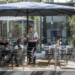 Die Terrasse des Maritim Hotel Stuttgart bietet eine ruhige und entspannte Atmosphäre direkt am grünen Hoppenlau Park. Umgeben von gepflegtem Grün und stilvollen Sitzgelegenheiten ist sie der perfekte Ort, um bei einem Getränk zu entspannen oder ein geschmackvolles Essen im Freien zu genießen. Das moderne Design und die gemütliche Einrichtung machen die Terrasse zu einem idealen Treffpunkt für Gäste des Hotels und Besucher von Stuttgart.