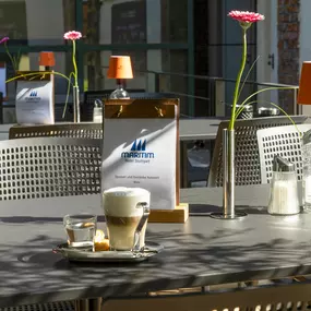 Die Terrasse des Maritim Hotel Stuttgart bietet eine entspannte Atmosphäre am Hoppenlau Park – ideal für Drinks, Essen und Treffen im Freien.