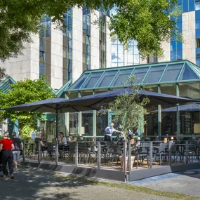 Die Terrasse des Maritim Hotel Stuttgart bietet eine entspannte Atmosphäre am Hoppenlau Park – ideal für Drinks, Essen und Treffen im Freien.