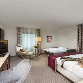 Das Comfort Familienzimmer im Maritim Hotel Bonn bietet reichlich Platz für Familien und eine gemütliche Atmosphäre. Perfekt für einen entspannten Urlaub mit viel Komfort.